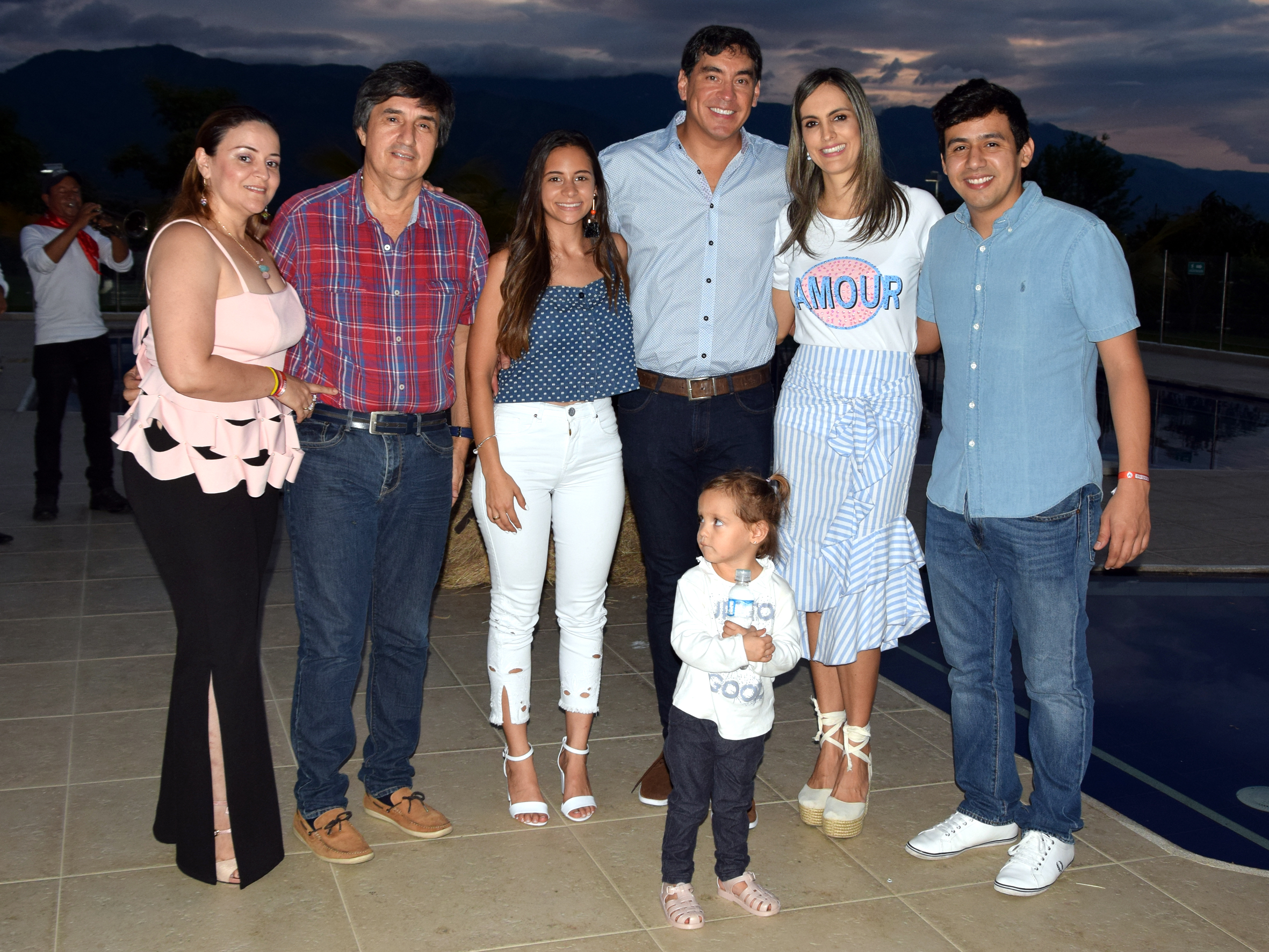 Linda Cortes, Jesús Méndez, Ana Gabriela Dorante, el cumpleañero, Carolina Mejía y Camilo Patio.